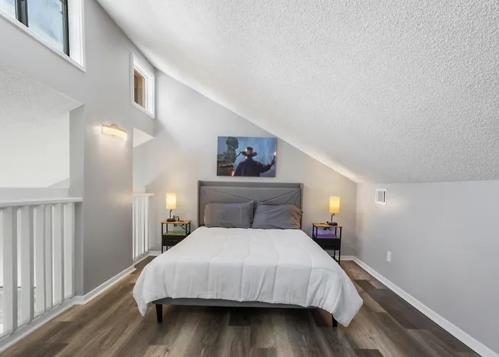 King Bed Well-Located Cozy Townhouse Retreat