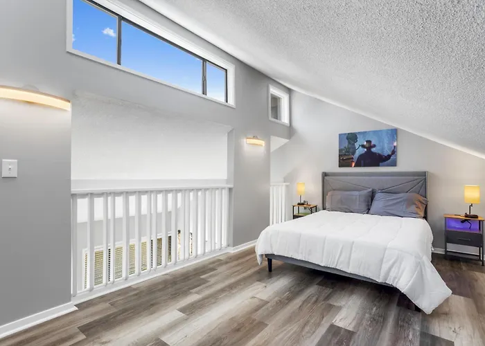 King Bed Well-Located Cozy Townhouse Retreat