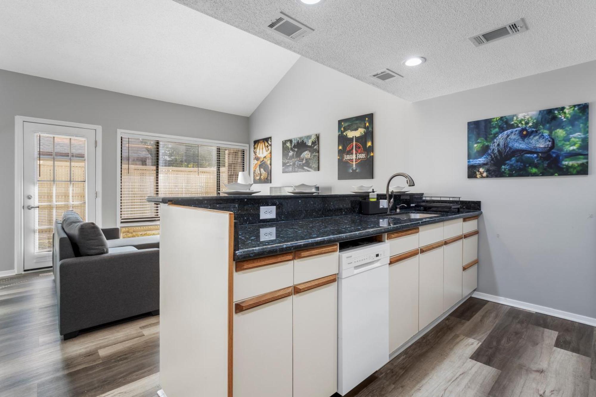 King Bed Well-located Cozy Townhouse Retreat *